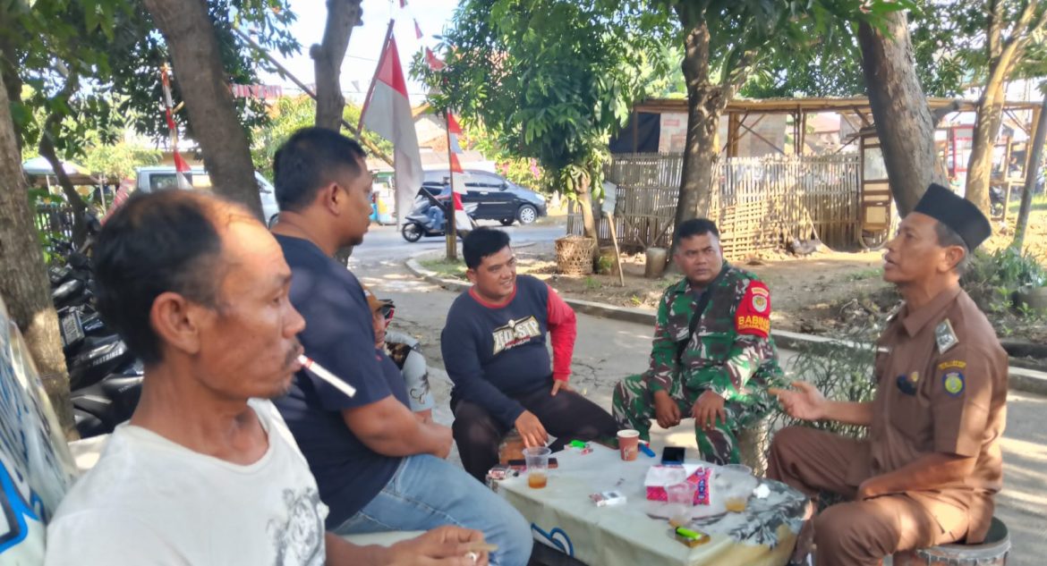 Babinsa Koramil 1604 Jatibarang Indramayu Komsos Bersama Warga Masyarakat Desa Lobener Lor